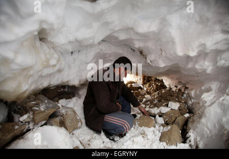 Panjshir, Afghanistan. 1. März 2015. Ein Mann nimmt Schnee innerhalb eines beschädigten Hauses nach Lawinen in Abdullah Khil von Panjshir Provinz, Afghanistan, 1. März 2015. Afghanische Regierung und Hilfe Agenturen haben verstärkt Bemühungen um die Soforthilfe für die Opfer der tödliche Lawinen in Panjshir Ostprovinz. © Ahmad Massoud/Xinhua/Alamy Live-Nachrichten Stockfoto