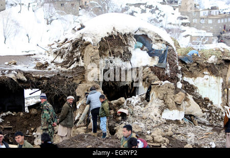 Panjshir, Afghanistan. 1. März 2015. Männer entfernen Schnee aus einem beschädigten Haus nach Lawinen in Abdullah Khil von Panjshir Provinz, Afghanistan, 1. März 2015. Afghanische Regierung und Hilfe Agenturen haben verstärkt Bemühungen um die Soforthilfe für die Opfer der tödliche Lawinen in Panjshir Ostprovinz. © Ahmad Massoud/Xinhua/Alamy Live-Nachrichten Stockfoto