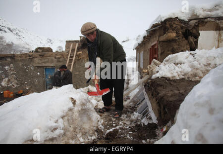 Panjshir, Afghanistan. 1. März 2015. Ein Mann nimmt Schnee aus einem beschädigten Haus nach Lawinen in Abdullah Khil von Panjshir Provinz, Afghanistan, 1. März 2015. Afghanische Regierung und Hilfe Agenturen haben verstärkt Bemühungen um die Soforthilfe für die Opfer der tödliche Lawinen in Panjshir Ostprovinz. © Ahmad Massoud/Xinhua/Alamy Live-Nachrichten Stockfoto