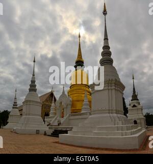Goldenen und weißen Stupas in Chiang Mai, Thailand Stockfoto