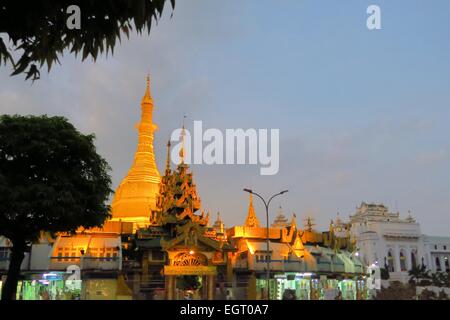 Beleuchtete Sule-Pagode in Yangon, Myanmar Stockfoto