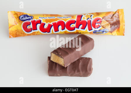 Ein Schokoriegel, Crunchie verfügt über eine Wabe Toffee Zucker Zentrum.  Produziert von Cadbury. Stockfoto