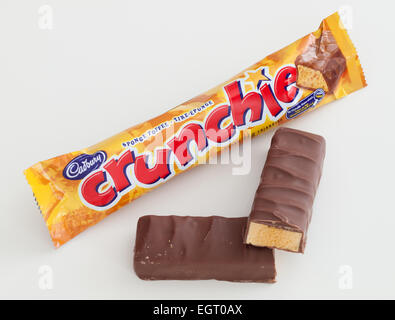 Ein Schokoriegel, Crunchie verfügt über eine Wabe Toffee Zucker Zentrum.  Produziert von Cadbury. Stockfoto