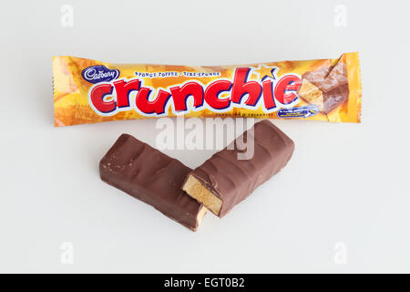 Ein Schokoriegel, Crunchie verfügt über eine Wabe Toffee Zucker Zentrum.  Produziert von Cadbury. Stockfoto