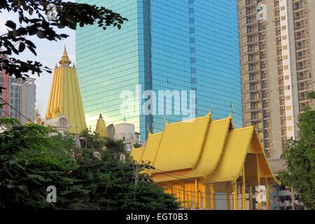 Buddhistischer Tempel vor Wolkenkratzer, Bangkok, Thailand Stockfoto