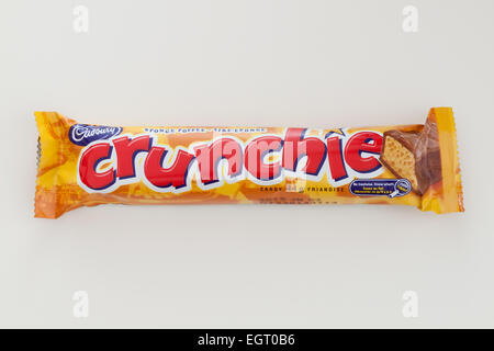 Ein Schokoriegel, Crunchie verfügt über eine Wabe Toffee Zucker Zentrum.  Produziert von Cadbury. Stockfoto