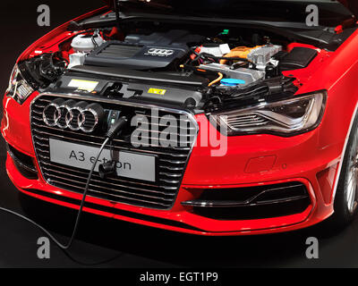 Nahaufnahme des Audi A3 e-Tron Elektroauto mit einem Netzstecker aufgeladen Stockfoto