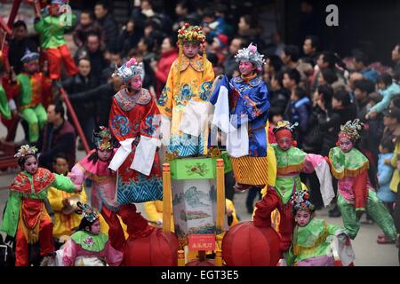 Miluo, Chinas Hunan Provinz. 2. März 2015. Kinder führen "Taigushi" (Carry Geschichten) in Changle Stadt Miluo Stadt, Zentral-China Provinz Hunan, 2. März 2015. "Taigushi" aufgeführt, wie ein nationales immaterielles Kulturerbe im Jahr 2011 eine folk Performance, während die Kinder als Helden und Heldinnen in traditionellen chinesischen Märchen und lokale Opern verkleidet, auf Brettern durchgeführt von Erwachsenen durchzuführen. © Li Ga/Xinhua/Alamy Live-Nachrichten Stockfoto