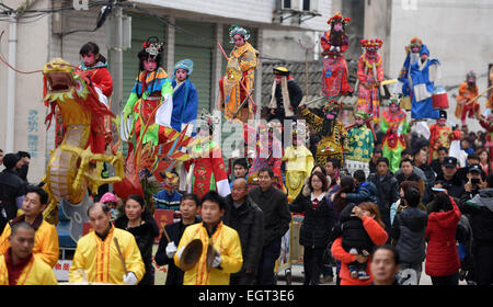 Miluo, Chinas Hunan Provinz. 2. März 2015. Kinder führen "Taigushi" (Carry Geschichten) in Changle Stadt Miluo Stadt, Zentral-China Provinz Hunan, 2. März 2015. "Taigushi" aufgeführt, wie ein nationales immaterielles Kulturerbe im Jahr 2011 eine folk Performance, während die Kinder als Helden und Heldinnen in traditionellen chinesischen Märchen und lokale Opern verkleidet, auf Brettern durchgeführt von Erwachsenen durchzuführen. © Li Ga/Xinhua/Alamy Live-Nachrichten Stockfoto