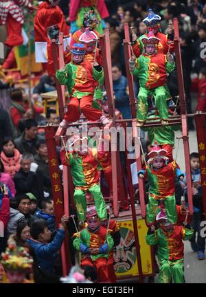 Miluo, Chinas Hunan Provinz. 2. März 2015. Kinder führen "Taigushi" (Carry Geschichten) in Changle Stadt Miluo Stadt, Zentral-China Provinz Hunan, 2. März 2015. "Taigushi" aufgeführt, wie ein nationales immaterielles Kulturerbe im Jahr 2011 eine folk Performance, während die Kinder als Helden und Heldinnen in traditionellen chinesischen Märchen und lokale Opern verkleidet, auf Brettern durchgeführt von Erwachsenen durchzuführen. © Li Ga/Xinhua/Alamy Live-Nachrichten Stockfoto