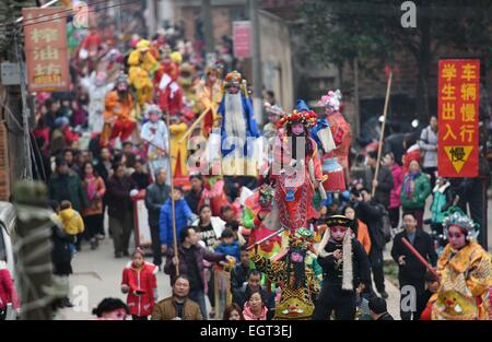 Miluo, Chinas Hunan Provinz. 2. März 2015. Kinder führen "Taigushi" (Carry Geschichten) in Changle Stadt Miluo Stadt, Zentral-China Provinz Hunan, 2. März 2015. "Taigushi" aufgeführt, wie ein nationales immaterielles Kulturerbe im Jahr 2011 eine folk Performance, während die Kinder als Helden und Heldinnen in traditionellen chinesischen Märchen und lokale Opern verkleidet, auf Brettern durchgeführt von Erwachsenen durchzuführen. © Li Ga/Xinhua/Alamy Live-Nachrichten Stockfoto