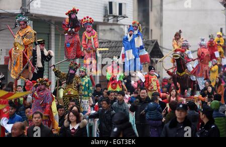 Miluo, Chinas Hunan Provinz. 2. März 2015. Kinder führen "Taigushi" (Carry Geschichten) in Changle Stadt Miluo Stadt, Zentral-China Provinz Hunan, 2. März 2015. "Taigushi" aufgeführt, wie ein nationales immaterielles Kulturerbe im Jahr 2011 eine folk Performance, während die Kinder als Helden und Heldinnen in traditionellen chinesischen Märchen und lokale Opern verkleidet, auf Brettern durchgeführt von Erwachsenen durchzuführen. © Li Ga/Xinhua/Alamy Live-Nachrichten Stockfoto