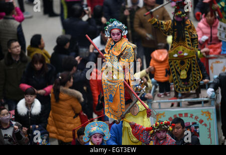 Miluo, Chinas Hunan Provinz. 2. März 2015. Kinder führen "Taigushi" (Carry Geschichten) in Changle Stadt Miluo Stadt, Zentral-China Provinz Hunan, 2. März 2015. "Taigushi" aufgeführt, wie ein nationales immaterielles Kulturerbe im Jahr 2011 eine folk Performance, während die Kinder als Helden und Heldinnen in traditionellen chinesischen Märchen und lokale Opern verkleidet, auf Brettern durchgeführt von Erwachsenen durchzuführen. © Li Ga/Xinhua/Alamy Live-Nachrichten Stockfoto