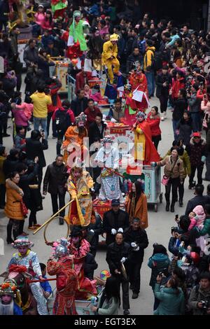 Miluo, Chinas Hunan Provinz. 2. März 2015. Kinder führen "Taigushi" (Carry Geschichten) in Changle Stadt Miluo Stadt, Zentral-China Provinz Hunan, 2. März 2015. "Taigushi" aufgeführt, wie ein nationales immaterielles Kulturerbe im Jahr 2011 eine folk Performance, während die Kinder als Helden und Heldinnen in traditionellen chinesischen Märchen und lokale Opern verkleidet, auf Brettern durchgeführt von Erwachsenen durchzuführen. © Li Ga/Xinhua/Alamy Live-Nachrichten Stockfoto