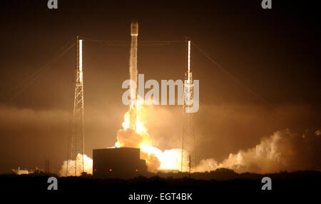 Cape Canaveral, Florida, USA. 1. März 2015. Ein SpaceX Falcon 9 mit der Asia Broadcast Satellite (ABS 3A) und den Satelliten Eutelsat-115 West B Raketenstarts von Cape Canaveral Air Force Station in Florida. Dies ist das erste Mal, dass eine SpaceX-Mission ein paar kommerzielle Kommunikationssatelliten in eine geostationäre Übertragung Umlaufbahn ins Leben gerufen hat.  Die Elektro-Satelliten von Boeing gebaut werden Fernsehprogramme, Internet und Handy-Konnektivität auf der ganzen Welt verteilen. Bildnachweis: Paul Hennessy/Alamy Live-Nachrichten Stockfoto