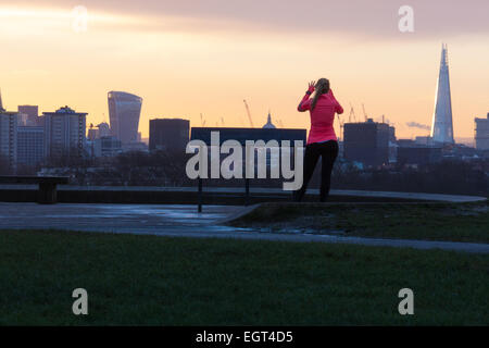 Primrose Hill, London, Großbritannien. 2. März 2015. Wie Meteorologen beginnen, Vorhersagen, die Ankunft des Frühlings, die Sonne geht über London als Hundebesitzer und Läufer Übung zu Primrose Hill, als an einem kalten London morgen die Sonne aufgeht. Bildnachweis: Paul Davey/Alamy Live-Nachrichten Stockfoto