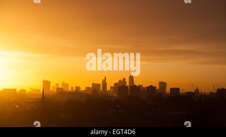 Primrose Hill, London, Großbritannien. 2. März 2015. Wie Meteorologen beginnen, Vorhersagen, die Ankunft des Frühlings, die Sonne geht über London als Hundebesitzer und Läufer Übung zu Primrose Hill, als an einem kalten London morgen die Sonne aufgeht. Bildnachweis: Paul Davey/Alamy Live-Nachrichten Stockfoto