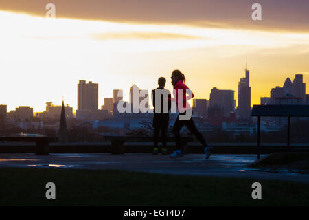 Primrose Hill, London, Großbritannien. 2. März 2015. Wie Meteorologen beginnen, Vorhersagen, die Ankunft des Frühlings, die Sonne geht über London als Hundebesitzer und Läufer Übung zu Primrose Hill, als an einem kalten London morgen die Sonne aufgeht. Bildnachweis: Paul Davey/Alamy Live-Nachrichten Stockfoto