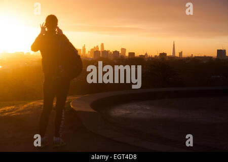 Primrose Hill, London, Großbritannien. 2. März 2015. Wie Meteorologen beginnen, Vorhersagen, die Ankunft des Frühlings, die Sonne geht über London als Hundebesitzer und Läufer Übung zu Primrose Hill, als an einem kalten London morgen die Sonne aufgeht. Bildnachweis: Paul Davey/Alamy Live-Nachrichten Stockfoto