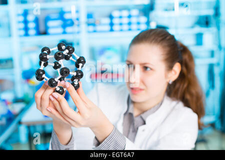 junge Frau-Wissenschaftler arbeiten im Labor. Modell des Moleküls auf einer hand Stockfoto