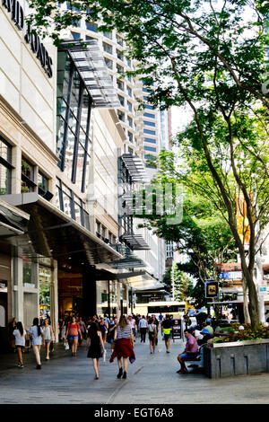 Queen Street Mall, eine beliebte Einkaufsstraße in Brisbane Central Business District im Sommer 2015. Stockfoto