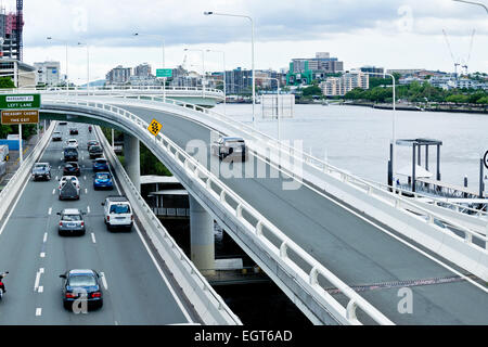 Blick vom Victoria Bridge in Richtung Pazifik Autobahn in Brisbane Central Business District Stockfoto