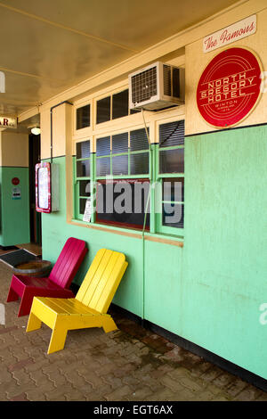 Stühle vor der Tür des North Gregory Hotel in Winton Stockfoto