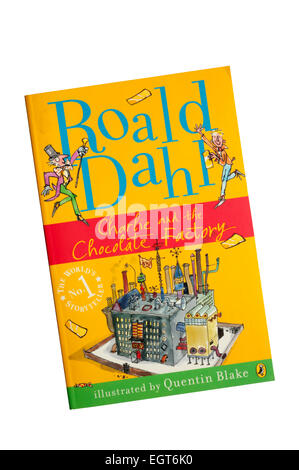 Eine Taschenbuchausgabe von Charlie und die Schokoladenfabrik von Roald Dahl, mit Illustrationen von Quentin Blake.