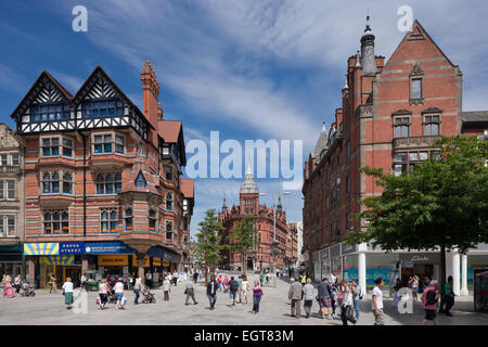 King und Queen Street Nottingham mit den aufsichtsrechtlichen Büros außerhalb von Sir John William Waterhouse, England, UK. Stockfoto