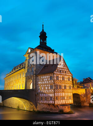 Dämmerung und Bamberger alte Rathaus (Altes Rathaus), auf einer Insel auf dem linken Arm des Flusses Regnitz sitzt. Stockfoto