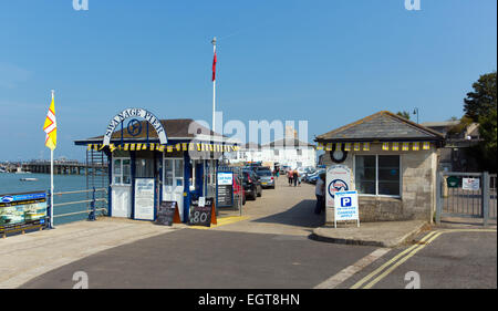 Swanage Pier Eingang Dorset England UK im Sommer bei blauem Himmel Stockfoto