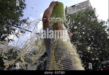 In einen neuen Blick auf die ALS Eiskübel Herausforderung gießt bulgarischen Rosen Markov Alkohol über sich selbst aus Protest gegen die Verwendung von Wasser, wenn so viele Menschen leben in Afrika keinen Zugang zu sauberem Trinkwasser haben. Die Begeisterung, die derzeit rund um den Globus fegen Stockfoto