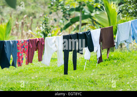 Kleidung auf eine Wäscheleine hängen Stockfoto