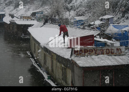 Srinagar, indische verabreicht Kaschmir. 2. März 2015. Ein Mann nimmt Schnee vom Dach seines Hauses Bootes die meisten Teile von Kaschmir-Tal erhielt Neuschnee stören Power Supply, Luft- und Straßenverkehr Verkehr die 294 km Srinagar-Jammu nationale Autobahn für den Verkehr durch Neuschnee und Erdrutsche geschlossen war. Kaschmir, Kaschmir-Tal war heute abgeschnitten vom Rest des folgenden Landes der Saison schwersten Schneefälle Credit : Live-Nachrichten Sofi Suhail/Alamy Stockfoto