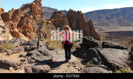 Weibliche Wanderer Wanderer ausgestreckten Arme Rocky Schlösser Teide Nationalpark Canadas del Teide Vulkangestein Skulpturen Zinnen Stockfoto