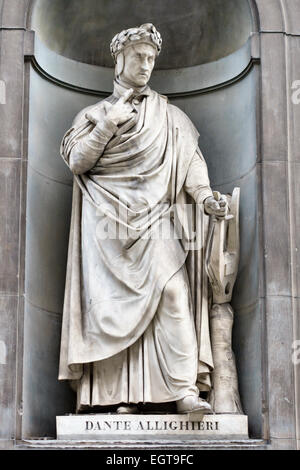 Eine Statue aus dem 19. Jahrhundert des berühmten Dichters Dante Alighieri aus dem 13. Jahrhundert, vor den Uffizien (Galleria degli Uffizien), Florenz, Toskana, Italien Stockfoto