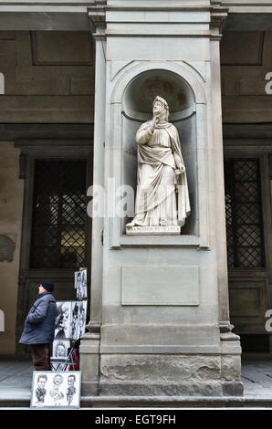 Ein Straßenkartoonist, der unter einer Statue des Poeten Petrarch aus dem 14. Jahrhundert vor den Uffizien (Galleria degli Uffizien), Florenz, Toskana, Italien, steht Stockfoto