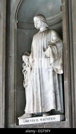 Eine Statue aus dem 19. Jahrhundert des florentinischen Staatsmannes und Herrschers Lorenzo de' Medici aus dem 15. Jahrhundert vor den Uffizien (Galleria degli Uffizien), Florenz, Toskana, Italien Stockfoto