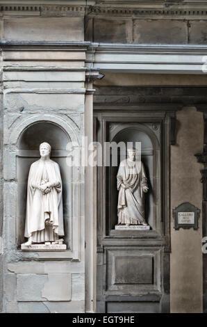 Das Äußere der Uffizien in Florenz ist mit Statuen aus dem 19. Jahrhundert verziert - Cosimo de' Medici (rechts), der 14. Jahrhundert Künstler Andrea Orcagna (links) Stockfoto