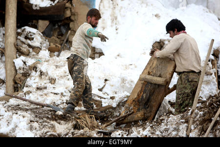 Panjshir, Afghanistan. 1. März 2015. Afghanischen Männer entfernen Schnee aus einem beschädigten Haus nach Lawinen in Abdullah Khil von Panjshir Provinz, Afghanistan, 1. März 2015. Afghanische Regierung und Hilfe Agenturen haben verstärkt Bemühungen um die Soforthilfe für die Opfer der tödliche Lawinen in Panjshir Ostprovinz. © Ahmad Massoud/Xinhua/Alamy Live-Nachrichten Stockfoto