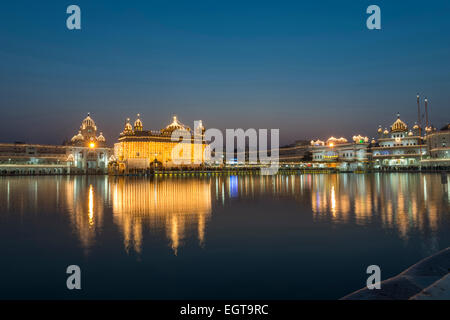 Bei Einbruch der Dunkelheit beleuchtet den goldenen Tempel von Harmandir Sahib in Amritsar, Indien Stockfoto