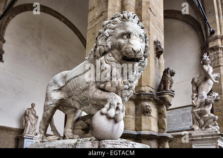 Eine römische Marmorskulptur aus dem 2. Jahrhundert n. Chr. eines Löwen in der Loggia dei Lanzi, Florenz, Toskana, Italien Stockfoto