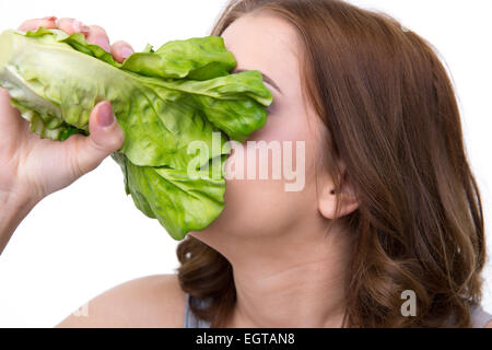 Closeup Portrait einer Frau riechen einen Salat Stockfoto