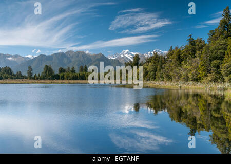 Lake Matheson, Mount Cook, rechts, und Mount Dampier, Südalpen, Westküste, Südinsel, Neuseeland. Stockfoto