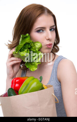 Schöne Frau mit einer Einkaufstasche voller Lebensmittel Stockfoto