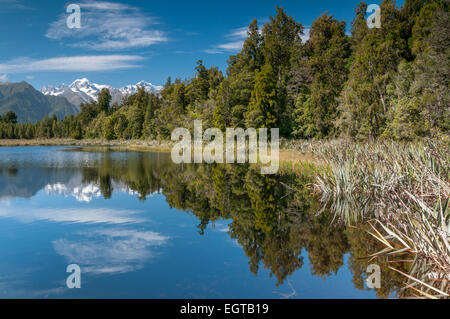 Lake Matheson, Mount Cook, rechts, und Mount Dampier, Südalpen, Westküste, Südinsel, Neuseeland. Stockfoto