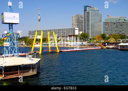 Das Vienna International Centre (VIC), auf der Donau ist es, den Campus und Gebäudekomplex Hosting-Büro der Vereinten Nationen in Wien.  Als umgangssprachlich auch bekannt als UNO-City ist VIC nur der eine Teil davon. Das andere ist das Austria Center Vienna. VIC, entworfen vom österreichischen Architekten Johann Staber, wurde zwischen 1973 und 1979 nördlich der Donau errichtet. Das VIC ist eine extraterritoriale Fläche, von der Zuständigkeit der lokalen Gesetzen befreit. Zunächst plant Diskotheken auf den Fluss und die Fußgängerzone. Stockfoto