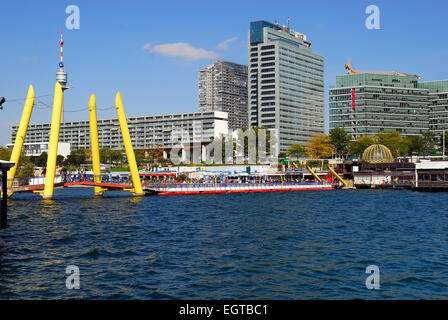 Das Vienna International Centre (VIC) auf der Donau, ist es, den Campus und Gebäudekomplex Hosting-Büro der Vereinten Nationen in Wien.  Als umgangssprachlich auch bekannt als UNO-City ist VIC nur der eine Teil davon. Das andere ist das Austria Center Vienna. VIC, entworfen vom österreichischen Architekten Johann Staber, wurde zwischen 1973 und 1979 nördlich der Donau errichtet. Das VIC ist eine extraterritoriale Fläche, von der Zuständigkeit der lokalen Gesetzen befreit. . Zunächst plant Diskotheken auf den Fluss und die Fußgängerzone. Stockfoto