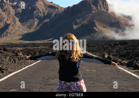 Weibliche Wanderer ausgestreckten Arme blonde Frau Walker auf der Straße el Teide Nationalpark Teneriffa Vulkanlandschaft Stockfoto