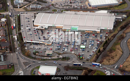 Luftbild von der Asda Supermarkt bei Wigan, Lancashire Stockfoto